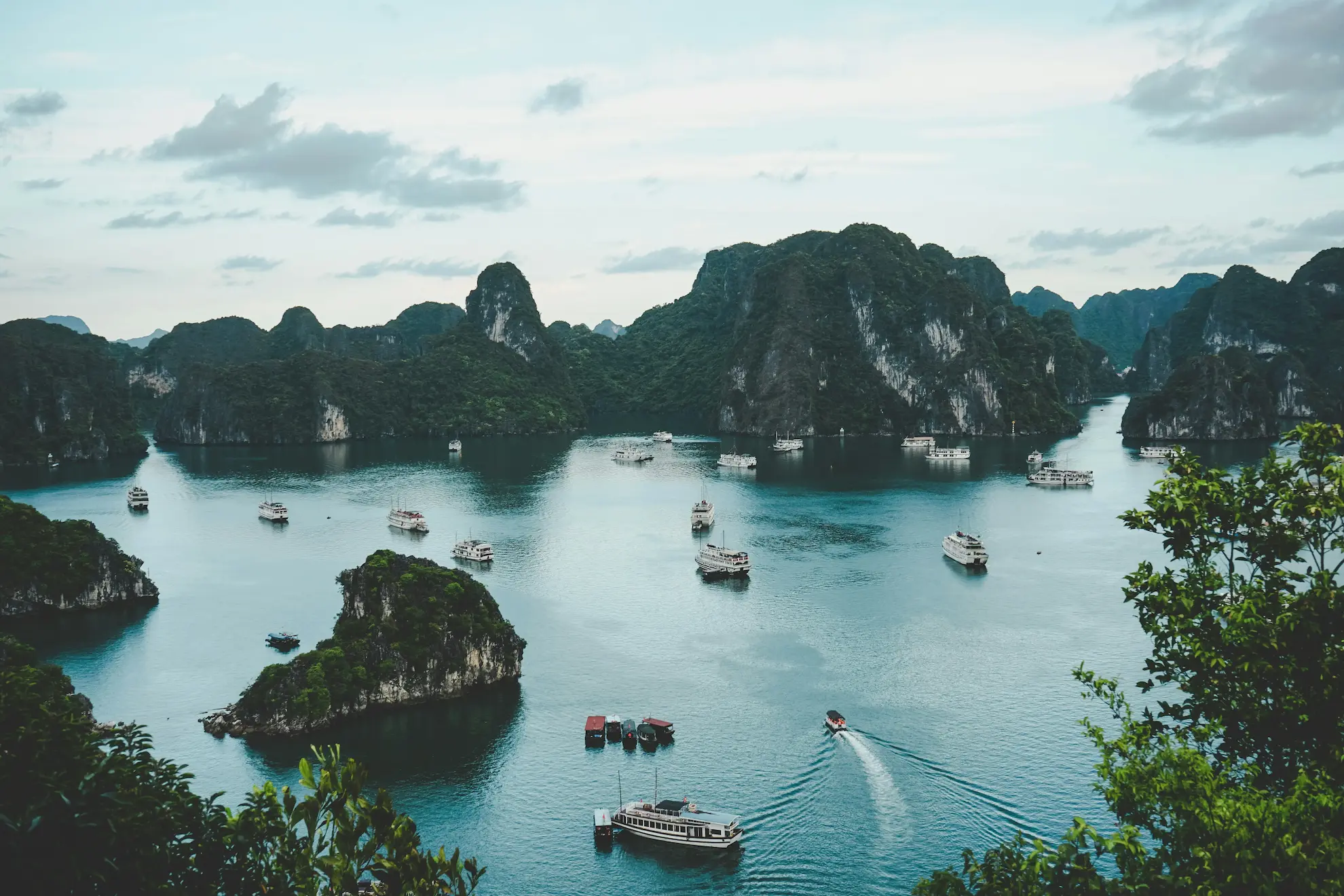 Vietnam Travel - Ha Long Bay & Scenic Destinations